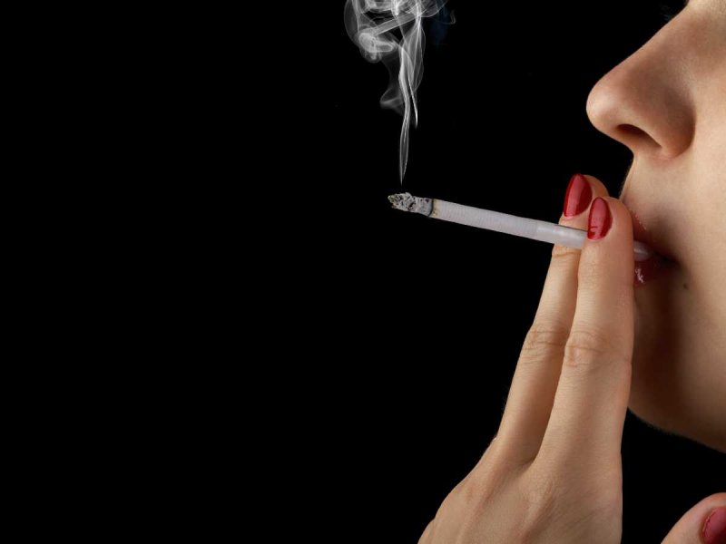 Kobieta paląca papierosy
