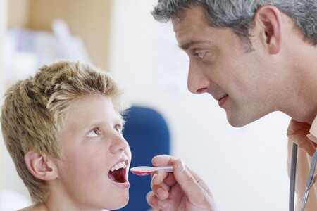 Badanie gardła u pediatry