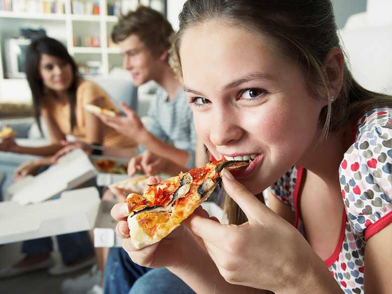Jedzenie pizzy