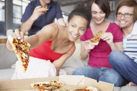 Jedzenie pizzy