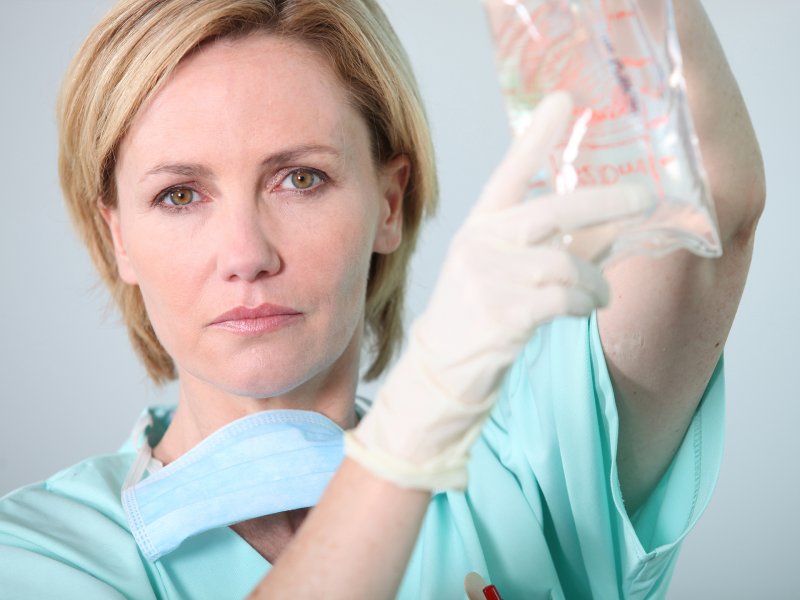 Pielęgniarka podająca kroplówkę