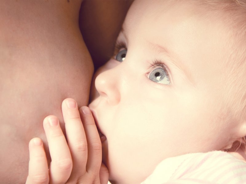 Kobieta karmiąca piersią niemowlę