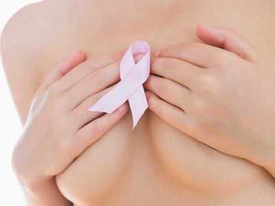 Październik miesiącem walki z rakiem piersi - 7 kroków samobadania piersi zalecanych przez specjalistów.