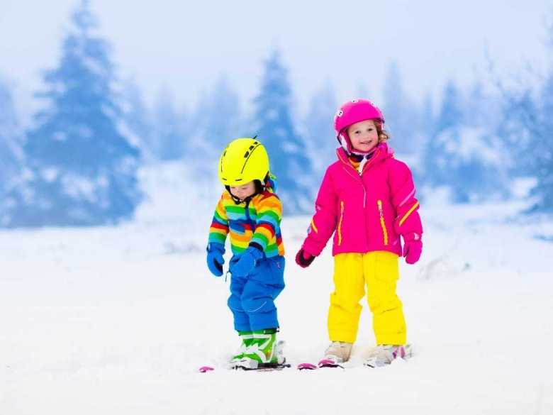 Dzieci na nartach zimą
