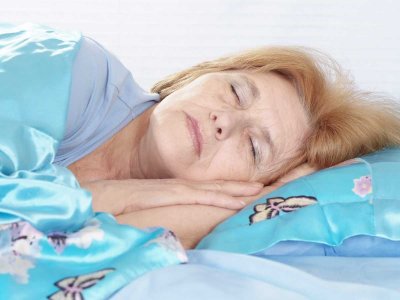Problemy ze snem w wieku średnim wiążą się z ryzykiem demencji