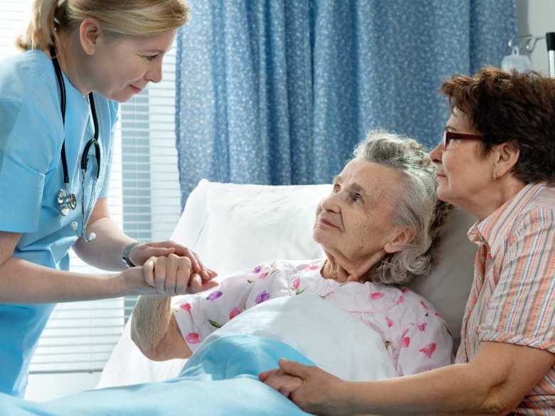 Kobieta hospitalizowana w oddziale geriatrycznym