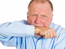 Starszy mężczyzna odczuwający strach