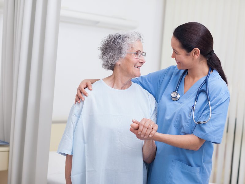 Starsza kobieta w szpitalu