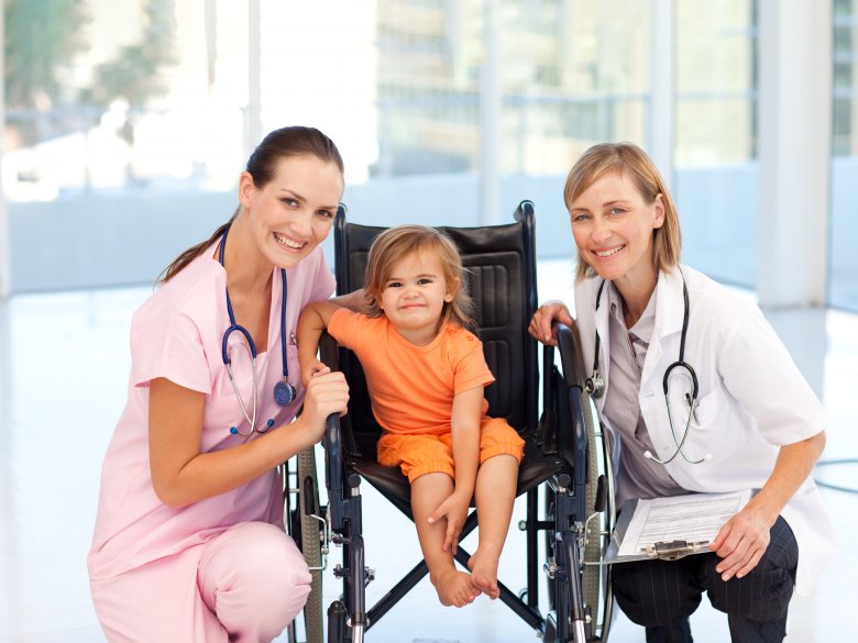 Dziecko na wózku inwalidzkim w szpitalu