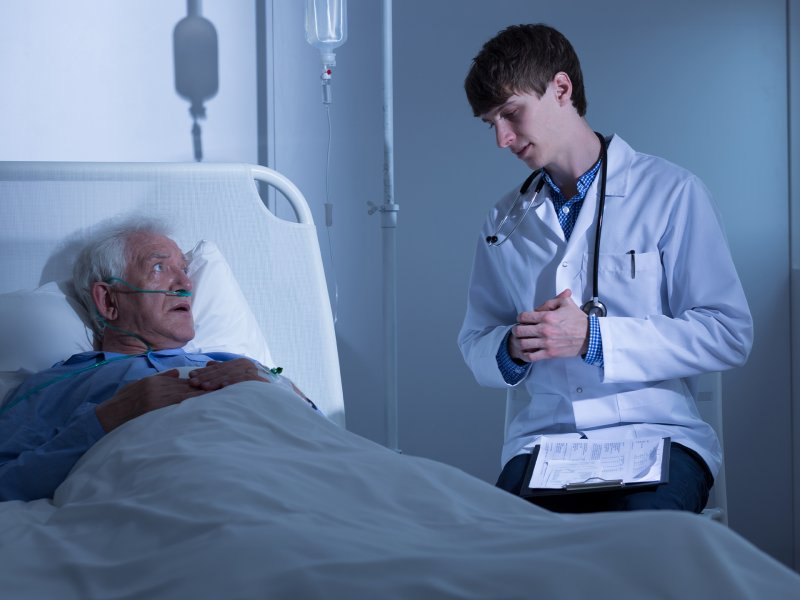 Rozmowa lekarza z pacjentem w szpitalu