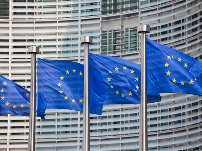 https://static2.medforum.pl/cache/logos/unia_europejska_europa_flaga_flagi_shutterstock_137098085-W400H300.jpg