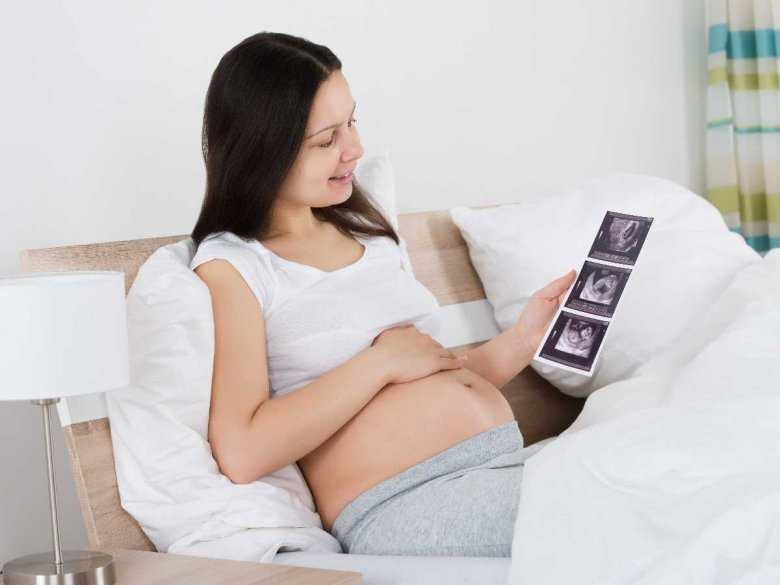 Kobieta w ciąży ze zdjęciem usg