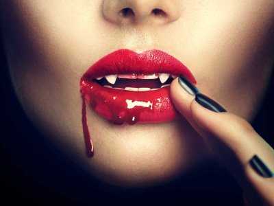 Kły wampira od dentysty? Lekarze przestrzegają przed groźnymi modami rodem z Internetu
