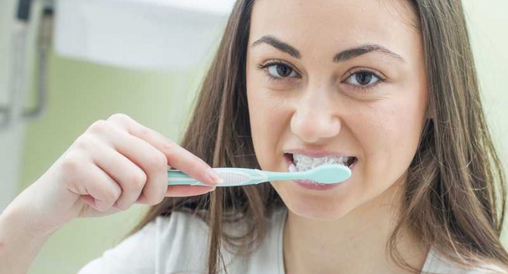 Miniony rok w higienie jamy ustnej – domowe nawyki higieniczne Polaków